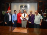ŞİİR KİTABI - Eskişehir Malhatun Yörük Türkmen Kültürünü Yaşatma Derneği'nden Başkan Ataç'a Ziyaret