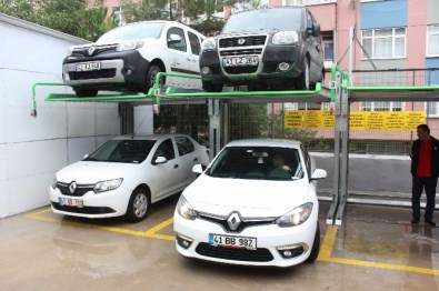 İzmit Belediyesi 38 Araçlık Asansörlü Otopark Yaptı