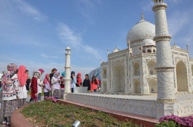 Bakan Avcı, Doğum Gününü Öğrencilerle Kutladı