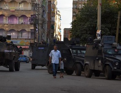 Diyarbakır'da polisin baskın düzenlediği evden ateş açıldı: 1 ölü