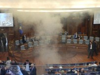 KOSOVA MECLİS BAŞKANI - Kosova'da Milletvekilleri Meclise Göz Yaşartıcı Gaz Attı