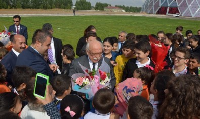 Milli Eğitim Bakanı Doğum Gününü Öğrencilerle Kutladı