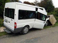 MİNİBÜS ŞOFÖRÜ - Bartın'da Trafik Kazası Açıklaması 9 Yaralı