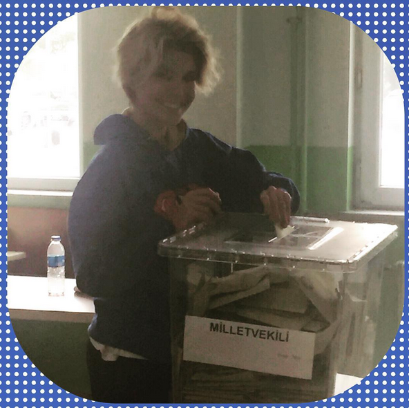 Gülben'den oyumu kullandım pozu