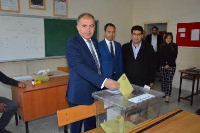 AK Parti İzmir İl Başkanı Oyunu Kullandı