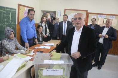 AK Parti Milletvekili Adayı Mustafa Elitaş Oyunu Kullandı