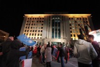 BALKON KONUŞMASI - AK Partililer Genel Merkez Önünde Toplanıyor