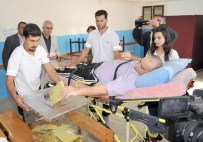 Ayağı Ve Kalçası Kırık Halde Oy Kullandı