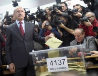 SELVİ KILIÇDAROĞLU - CHP Genel Başkanı Kemal Kılıçdaroğlu Oyunu Kullandı