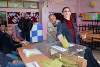 Dünyanın En Uzun Kızı İlk Kez Oy Kullandı