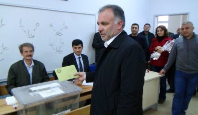 HDP Kars Milletvekili Ve Parti Sözcüsü Ayhan Bilgen, Oyunu Kars'ta Kullandı