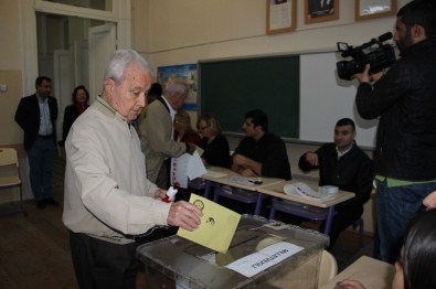 İzmir'de Oy Kullanmak İçin Vatandaşlar Erken Saatlerde Sandığa Koştu