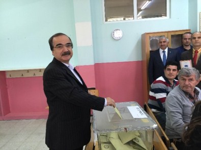 Sakarya Valisi Hüseyin Avni Coş Oyunu Eşiyle Birlikte Kullandı