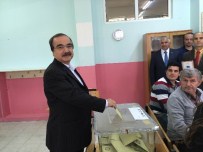 SAİT FAİK ABASIYANIK - Sakarya Valisi Hüseyin Avni Coş Oyunu Eşiyle Birlikte Kullandı