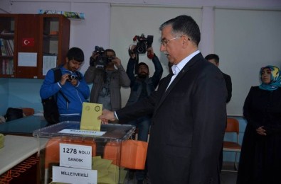 TBMM Başkanı Yılmaz Oyunu Kullandı