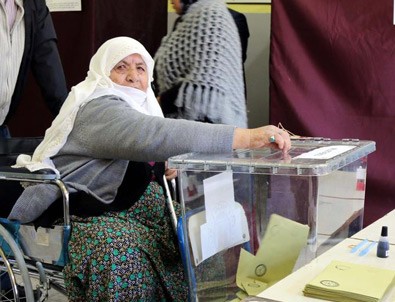 Tüm Türkiye'de oy verme işlemi başladı