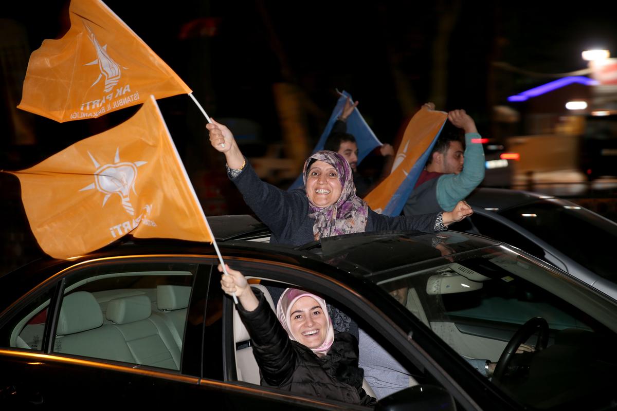 Cumhurbaşkanı Erdoğan'ın evi önünde seçim sonucu coşkusu