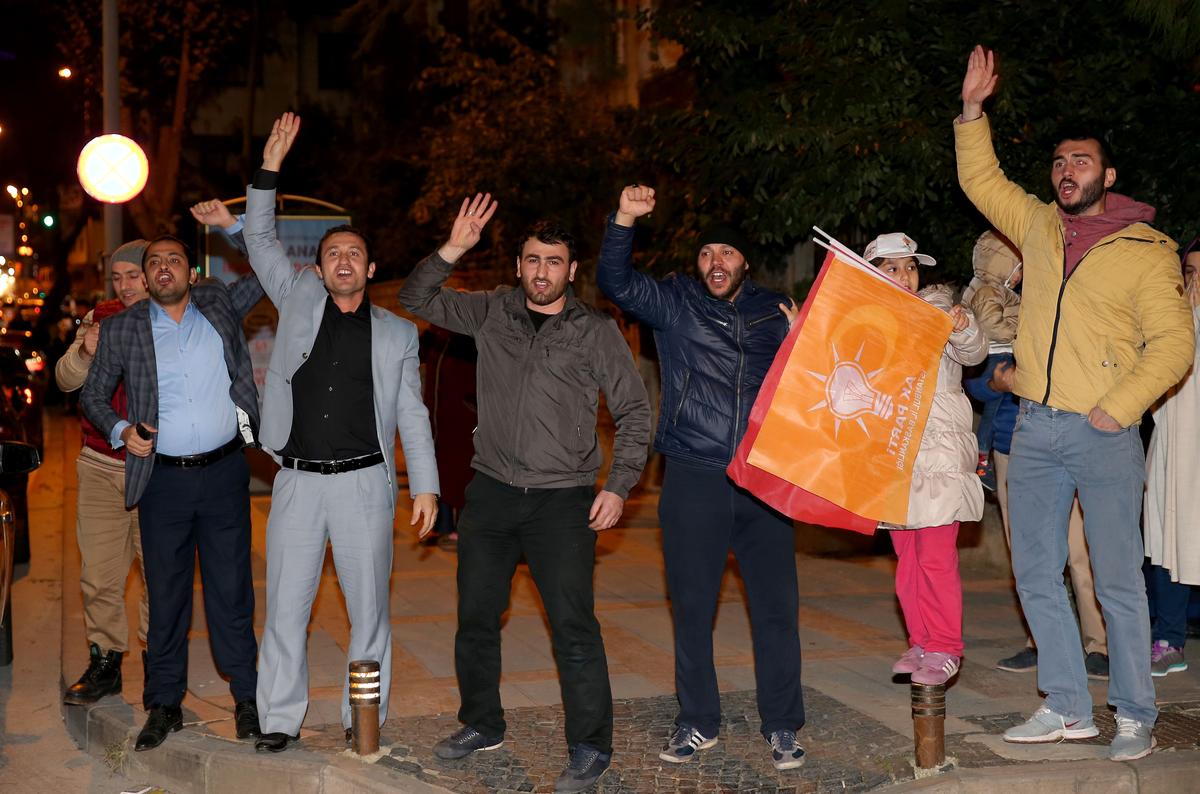 Cumhurbaşkanı Erdoğan'ın evi önünde seçim sonucu coşkusu