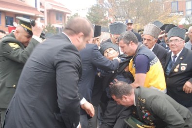 Atatürk Hayranı Gazi, İstiklal Marşı Okunurken Yere Yığıldı
