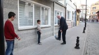 KAZıM KURT - Başkan Kurt, Odunpazarı Sokaklarında Çocuklarla Top Oynadı