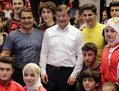 Davutoğlu düğmeye bastı: Gençlere bakan!