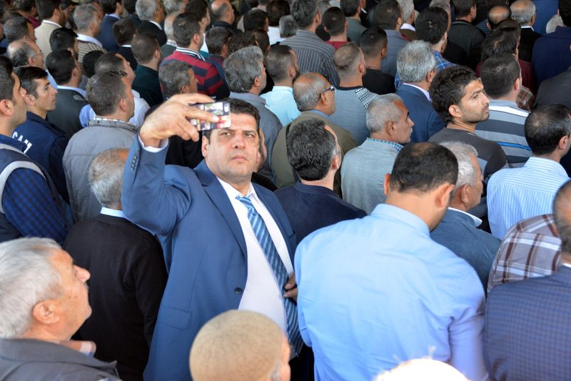 Şehit polisin cenazesinde selfie çeken MHP'li