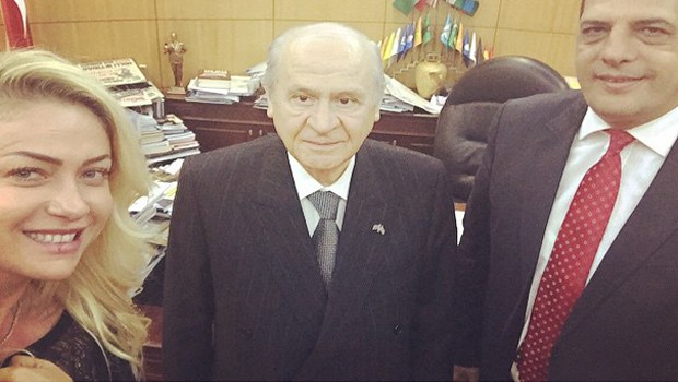 Şehit polisin cenazesinde selfie çeken MHP'li