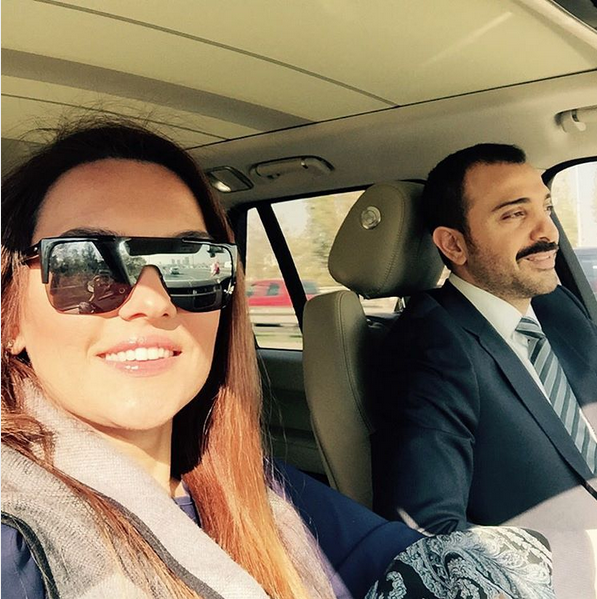 Demet Akalın'dan güne hazırız pozu