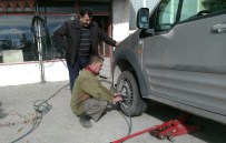 GİZLİ BUZLANMA - Adilcevaz'da Araç Sahipleri Lastikçilere Akın Etti