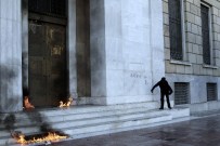 KEMER SIKMA - Atina'daki Protestoda Araçlar Ateşe Verildi