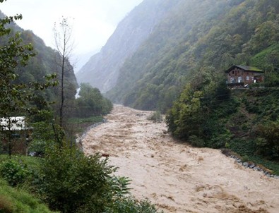 Ayder'i fırtına ve sel vurdu