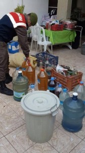 İzmir'de 240 Litre Kaçak İçki Ele Geçirildi