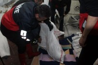 ÇAKAL - Otomobilin Tamponunda Sıkışan Çakalı İtfaiye Kurtardı