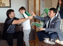 SKOLYOZ HASTASI - Skolyoz Hastası Yusuf, Bursaspor Hayallerine Kavuştu