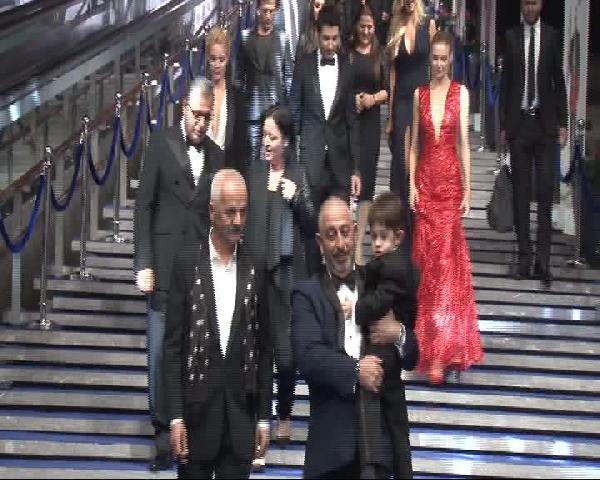Cem Yılmaz 'Ali Baba ve 7 Cüceler'in galasına oğluyla katıldı