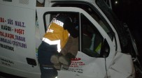 MİNİBÜS ŞOFÖRÜ - 2 Yaralı Minibüste Kurtarılmayı Bekledi