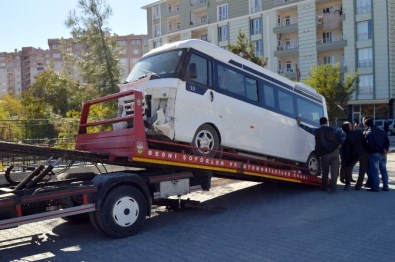 Besni İlçesinde Yolcu Minibüsü İle Otomobil Çarpıştı Açıklaması 8 Yaralı