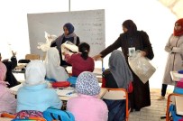 SÜLEYMAN ŞAH - Çadır Kentte Kız Öğrencilere Kışlık Eşarp Dağıtıldı