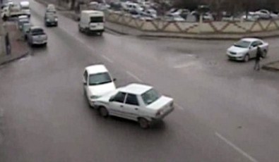 Erzurum'da Trafik Kazaları MOBESE Kameralarına Yansıdı