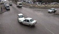 ÇARPMA ANI - Erzurum'da Trafik Kazaları MOBESE Kameralarına Yansıdı