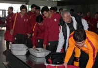 TARIK ÇAMDAL - Galatasaray Kafilesi, Saraybosna'ya Gitti