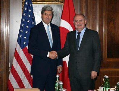 John Kerry görüşmenin yapılacağı otele geldi