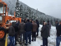 Kar Yağışı Yüzünden Ulaşıma Kapanan Yolda Mahsur Kalan Sürücüler Yolu Açmaya Çalışan Görevlilerle Tartıştı