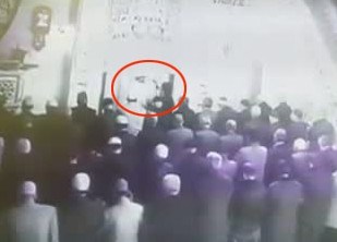 Namaz kıldıran imamın bıçaklandığı dehşet anları kamerada