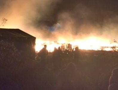 Paris'te mülteci kampı ateşe verildi