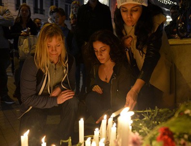 TMMOB ve Tabibler Odası Paris'te ölenler için mum yaktı