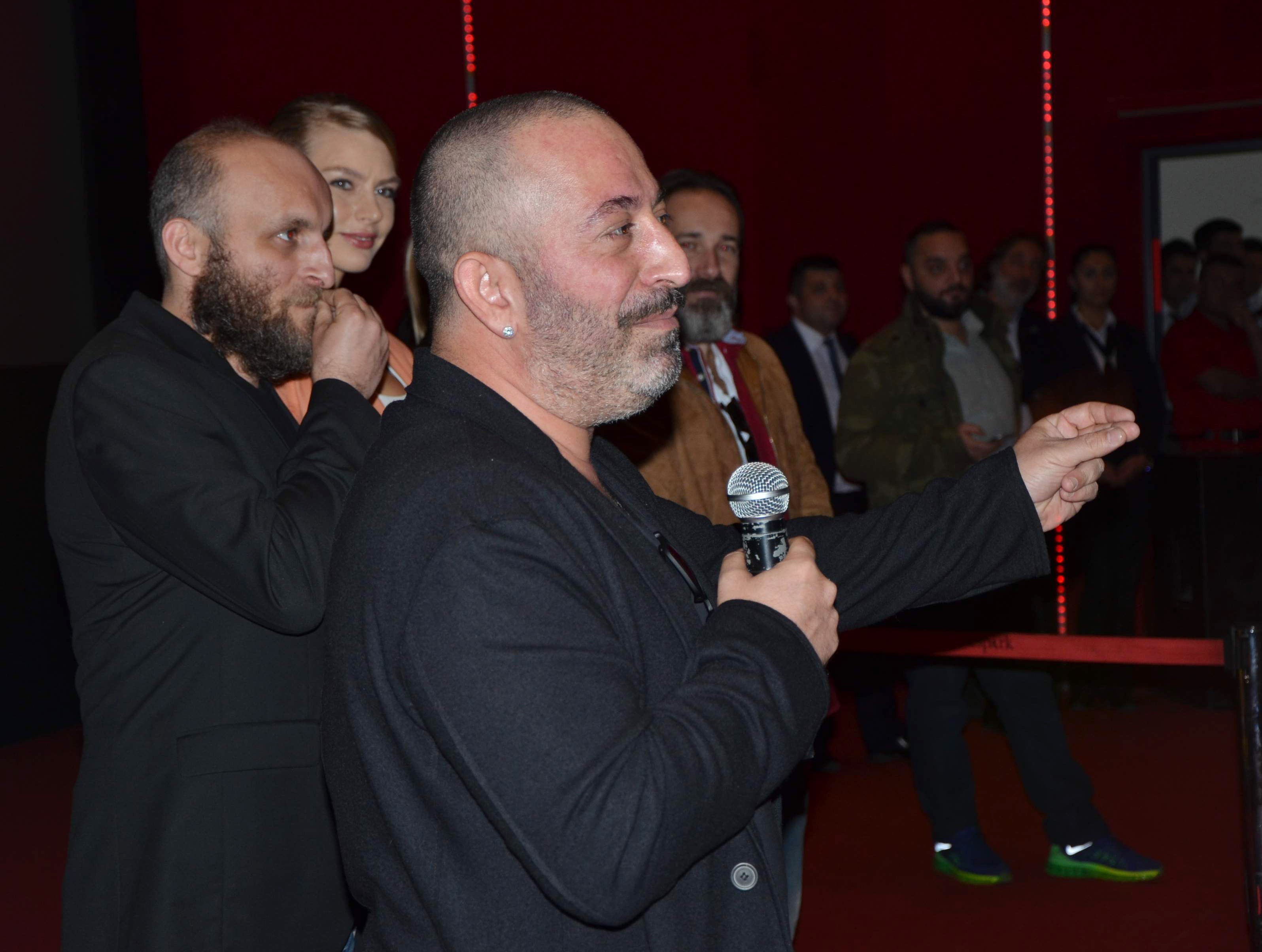 Cem Yılmaz yine kırdı geçirdi