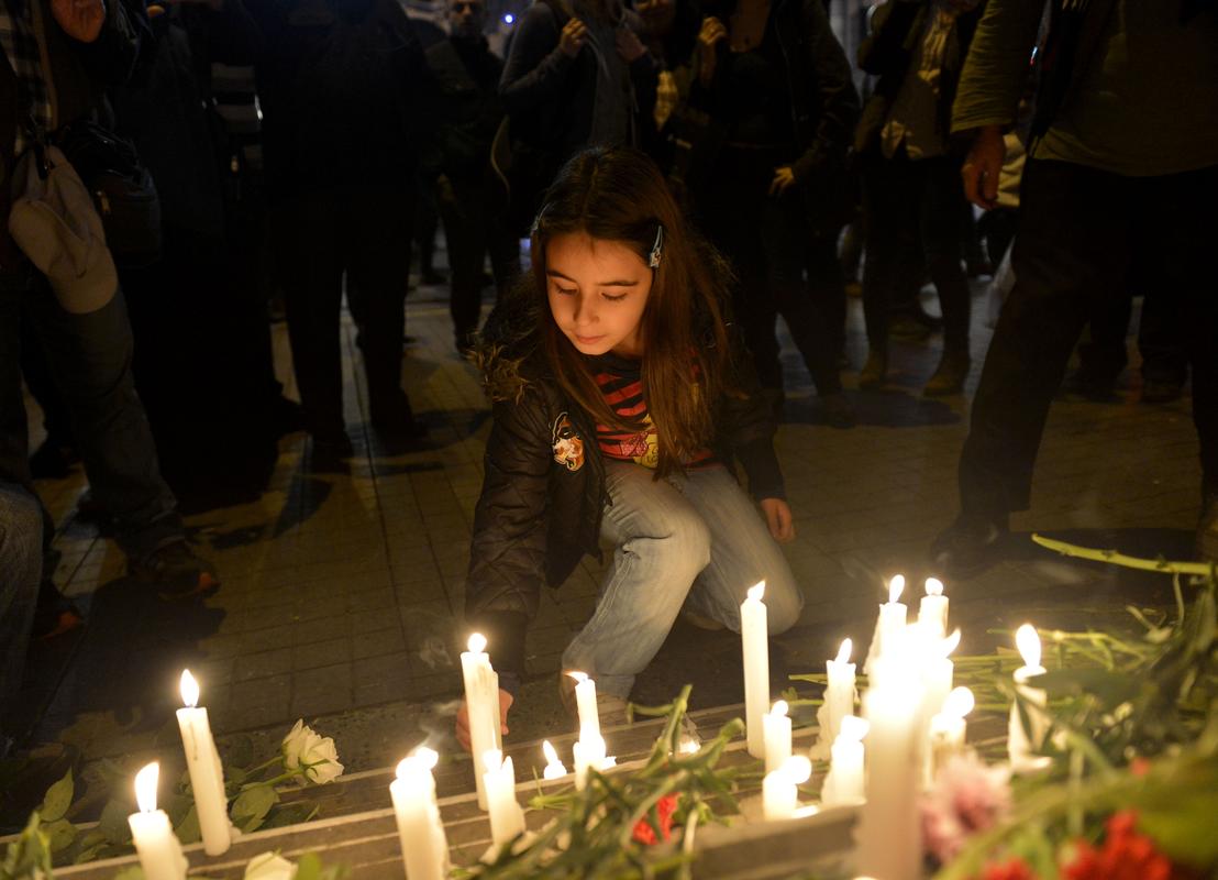 TMMOB ve Tabibler Odası Paris'te ölenler için mum yaktı