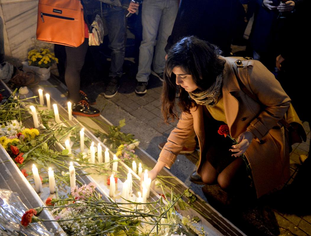 TMMOB ve Tabibler Odası Paris'te ölenler için mum yaktı