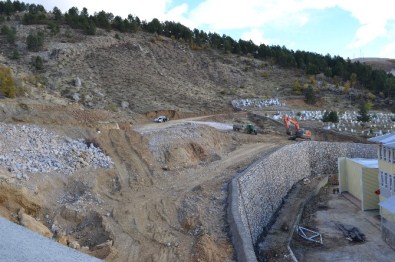 Çelikhan'da Yeni Mezarlığın Yapımı Devam Ediyor
